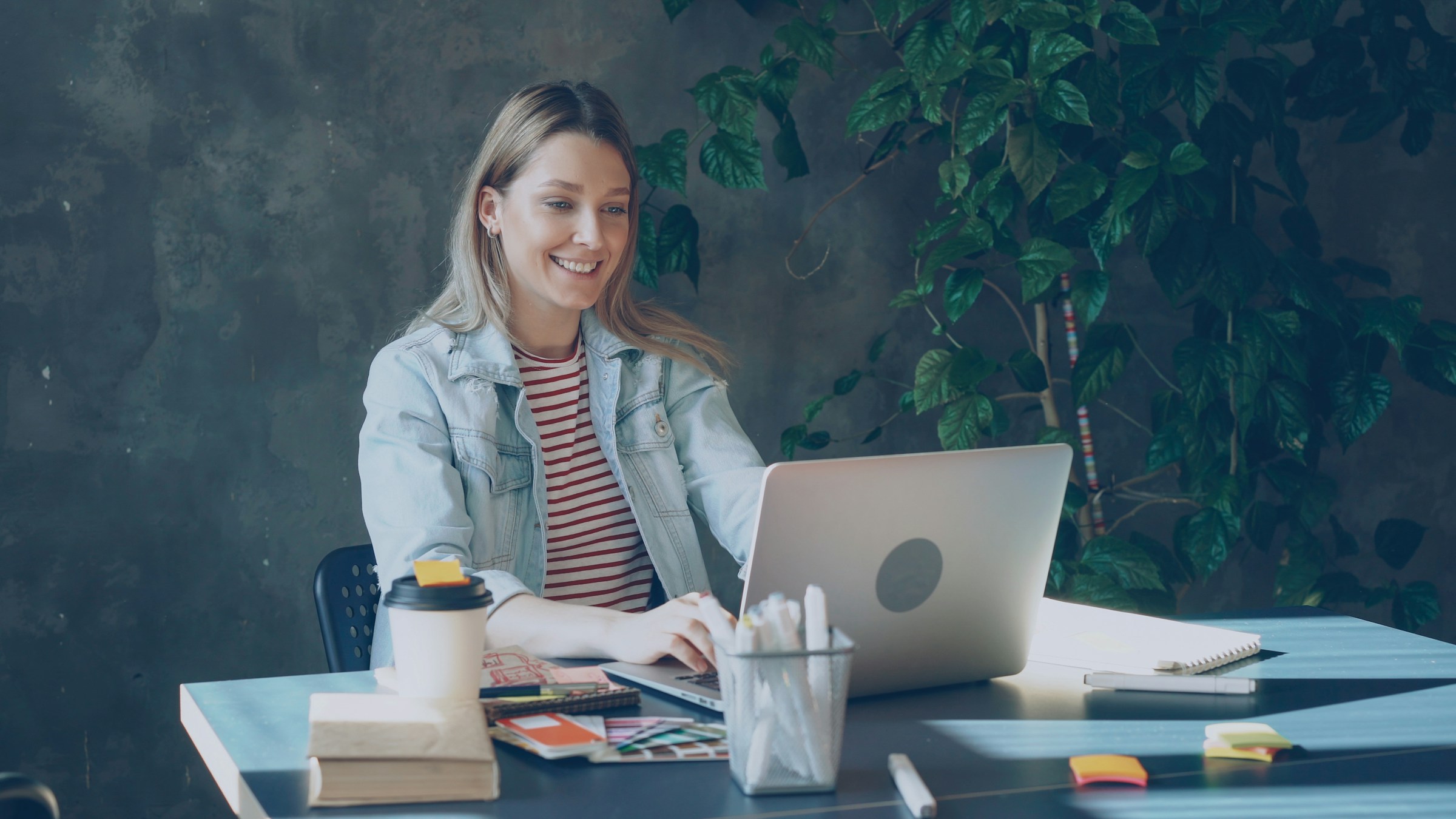 A smiling Trahezy team member at a desk, ready to take your call